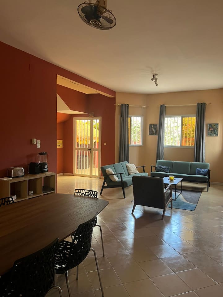 Голямо светло и топло жилищно пространство, идеално за споделяне на добри моменти. Уютна зона за отдих с диван и фотьойли, уютна трапезария, идеална за почивка след красив ден на плажа или на еднодневна екскурзия.