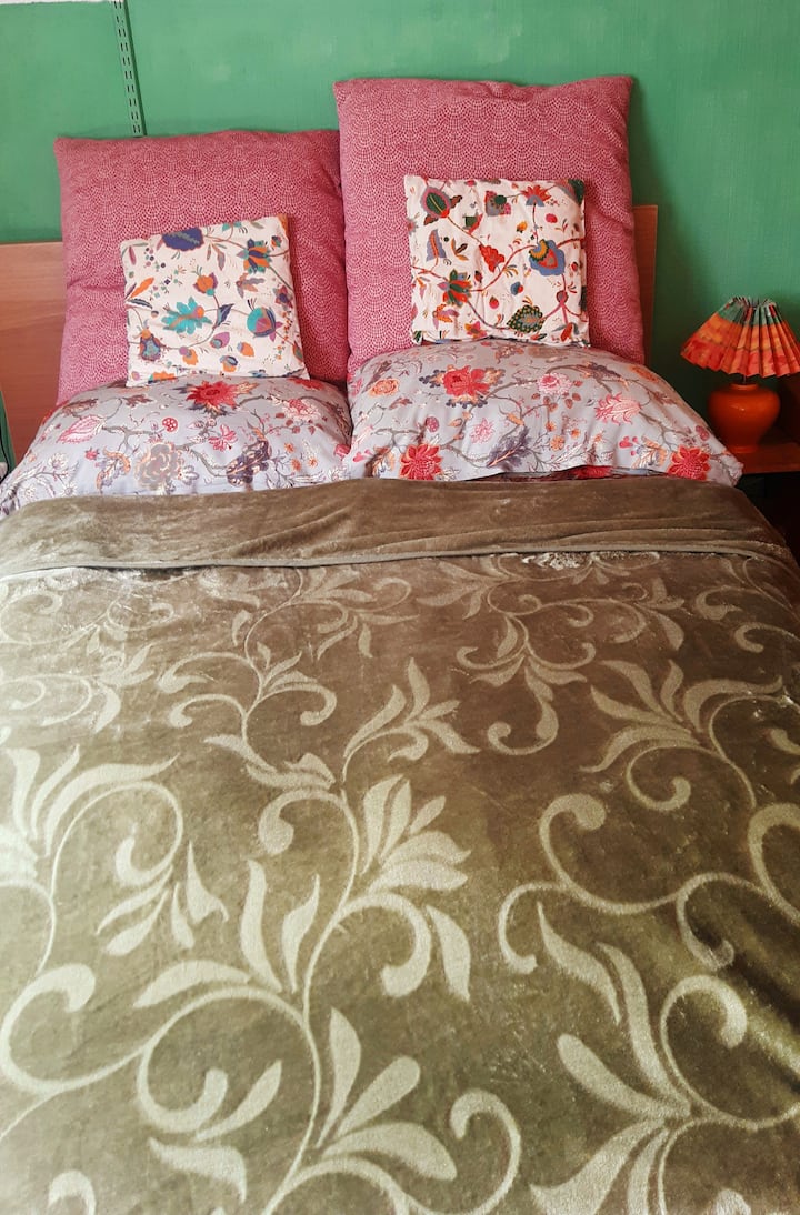 Dhomë e vogël: krevat francez për dy persona (1.40 m i gjerë).