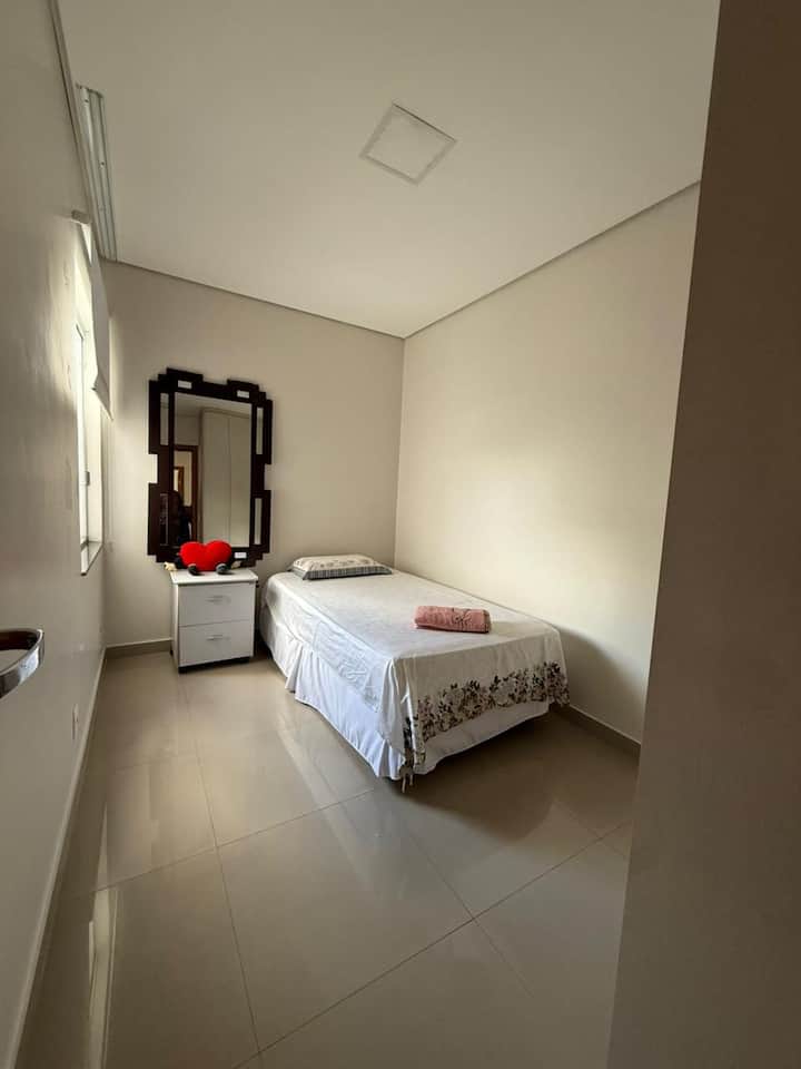 חדר שינה עם מיטת יחיד