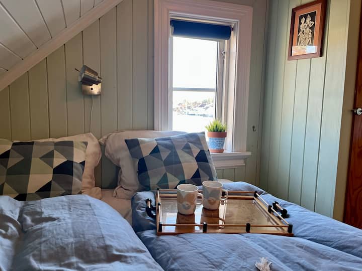 Gezellige slaapkamer met comfortabel tweepersoonsbed 