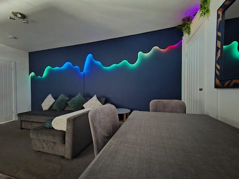 Top Airbnb: Late 12pm Checkout•Central Apartment•WIFI•Parking in Trowse With Newton