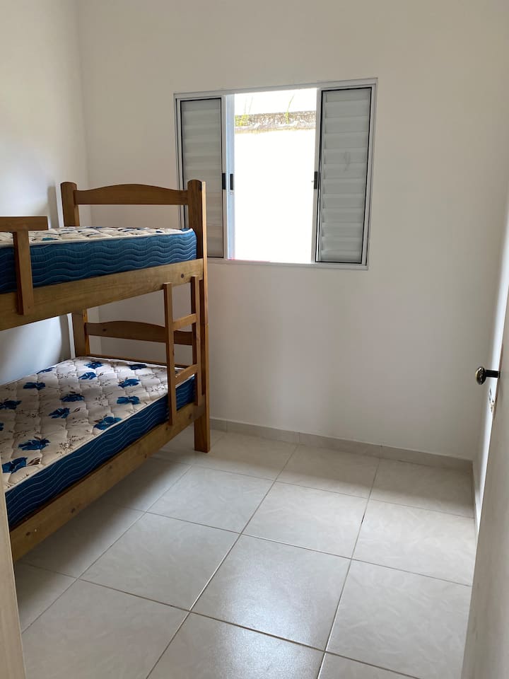 Katika chumba hiki hulala watu wawili na kitanda cha ghorofa. Rafu na feni. 