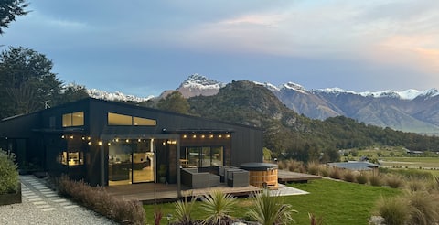 Hot Tub + Lake Views I Lookout Lodge, Queenstown