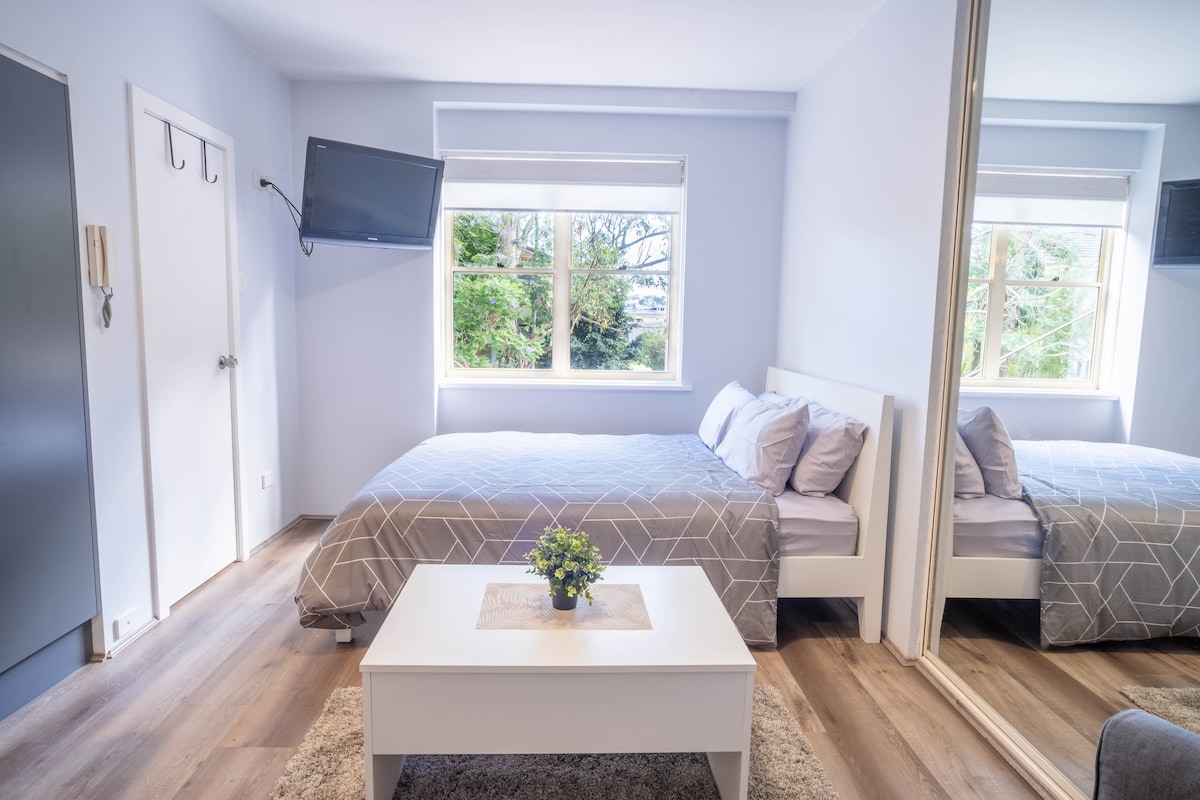 Top Airbnb: Design Studio Near the Sea in Elizabeth Bay