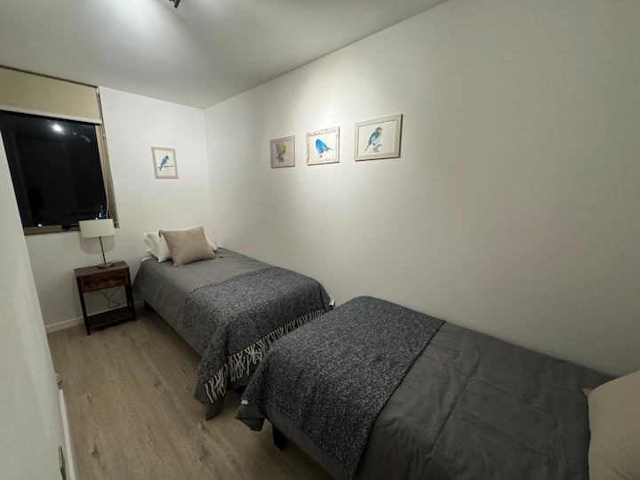 القطعة الثالثة بسريرين وخزانة.