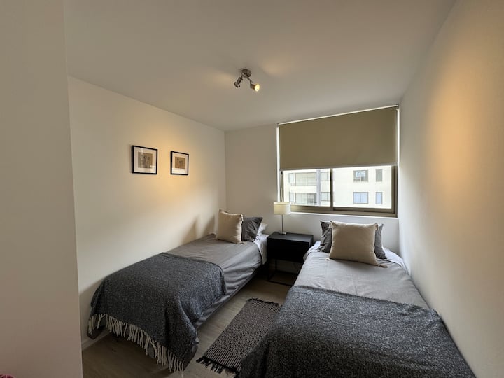 قطعة ثانية بسريرين، وخزانة لتخزين الأشياء.