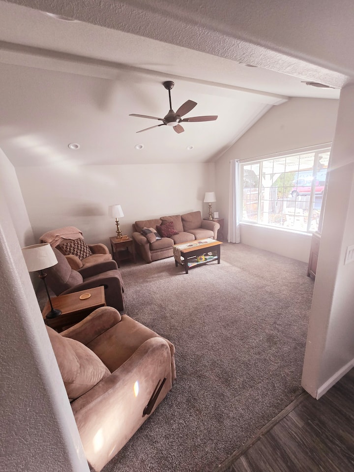 Neighborhood Paradise: Dogs Allowed, W/d, 3 Tvs! - メドフォード, OR
