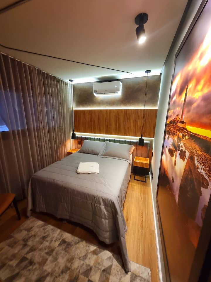 双人床，内置单人辅助床。
全新床铺和辅助床套装，品牌Simmons。