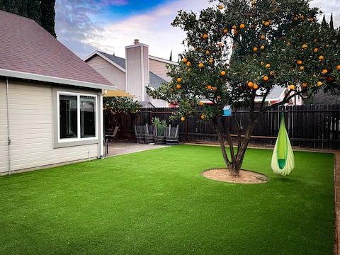 Orange Blossom Bungalow - 2/2 Lush Yard+Kids Toys!