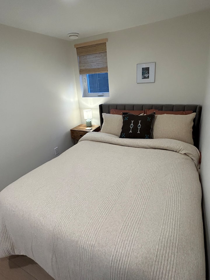 בחדר השינה השני הנעים יש מיטת קווין סייז. 