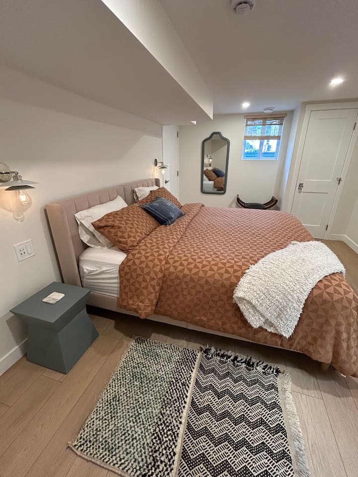 חדר השינה הראשי מרווח עם מיטת קינג סייז. 