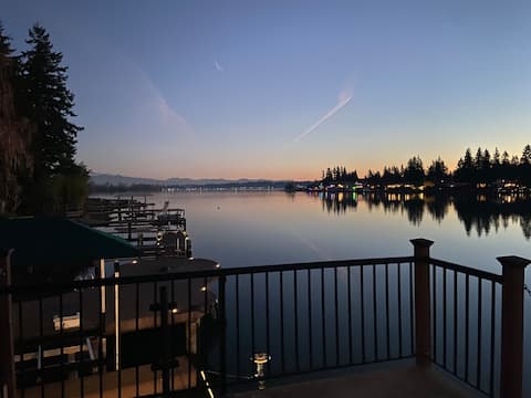 LakesideBreeze-cozy, serene, arcade room, hot tub