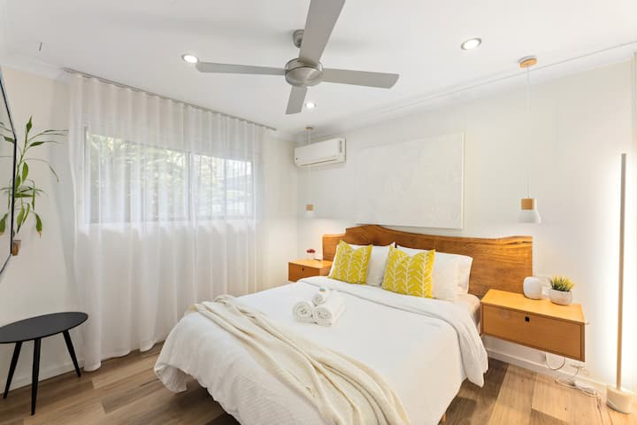 Opustite se u apartmanu za goste – mirnom i svijetlom utočištu s mekim teksturama, dizajnerskom rasvjetom i pogledom na vrt za savršen noćni odmor.