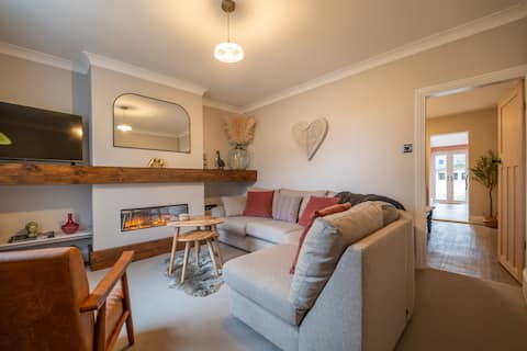 Successful Airbnb property: Cottage : Drive Parking Short River Walk to Town in Stratford Upon Avon