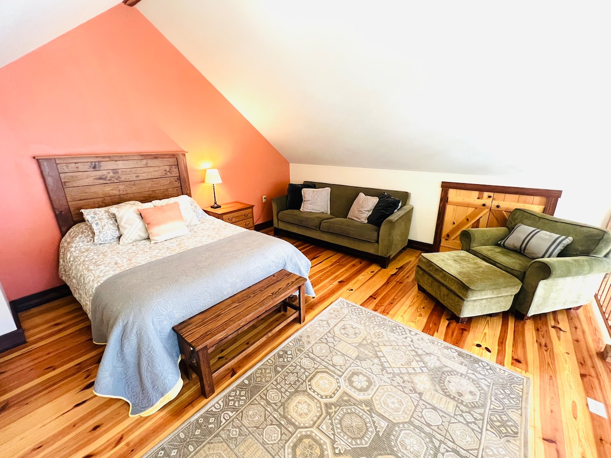 Master Queen Upstairs Loft Space