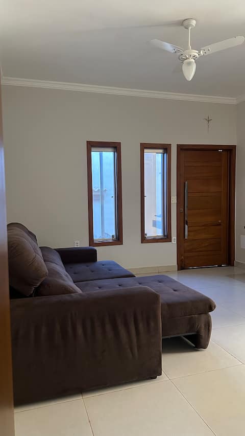 Top performing Airbnb: Garage for 2 cars, air conditioning, 3 bedrooms, 2 km from Hospital Amor in Barretos