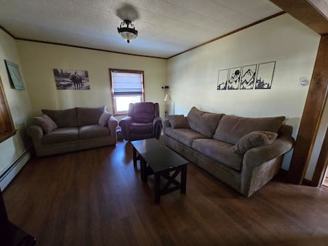 Popular Airbnb listing: Moosehead Basecamp: Dog friendly in Greenville