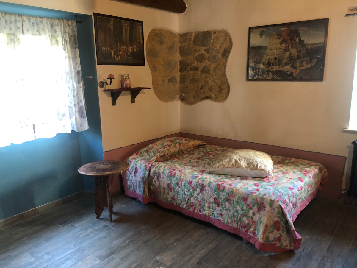 החדר הזה עם מיטת קווין סייז הוא לא חדר נפרד.