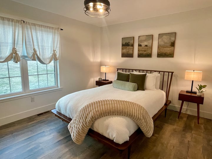 Dormitorio principal: cama tamaño queen, colchón híbrido con espuma viscoelástica de gel, muelles de bolsillo, alivio de presión, felpa media, almohadas certificadas CertiPUR-US, almohadas suaves y firmes, mesas auxiliares, lámparas de control táctil regulables con puertos de carga USB-A y USB-C y enchufes de aire acondicionado