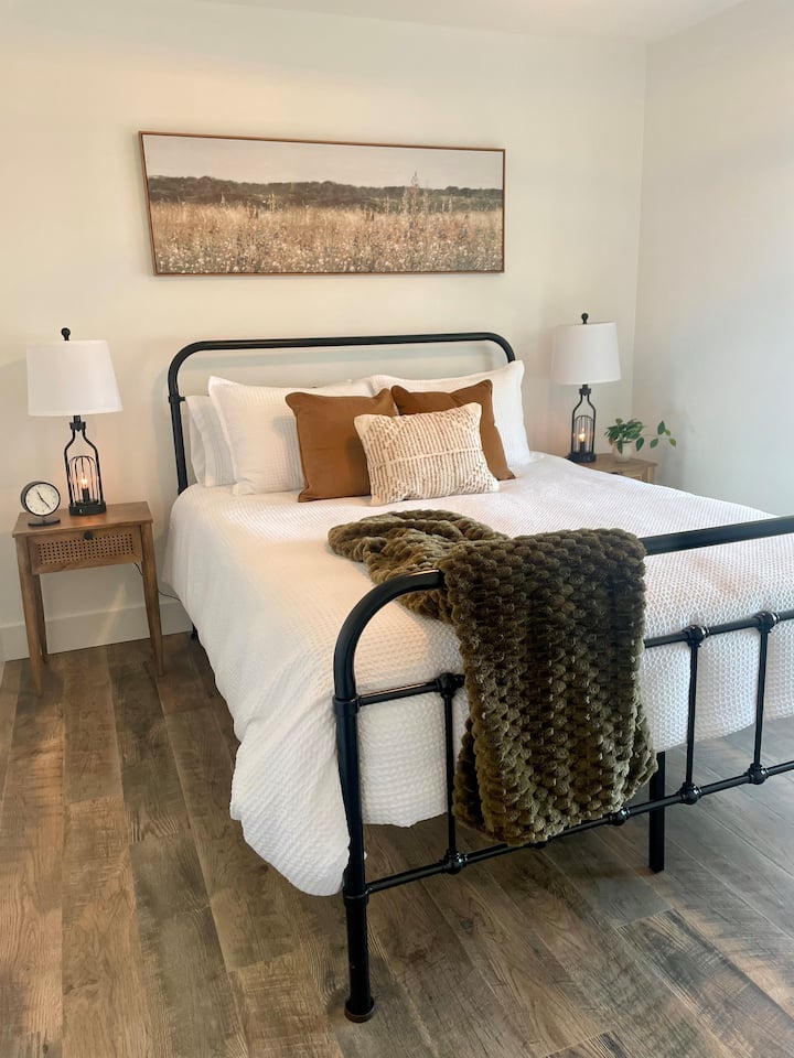 Dormitorio 2: cama tamaño queen con espuma viscoelástica de gel fresco CertiPUR-US Colchón certificado, almohadas suaves y firmes, mesas auxiliares y lámparas de control táctil regulables con enchufes de aire acondicionado y puertos de carga USB A y USB C