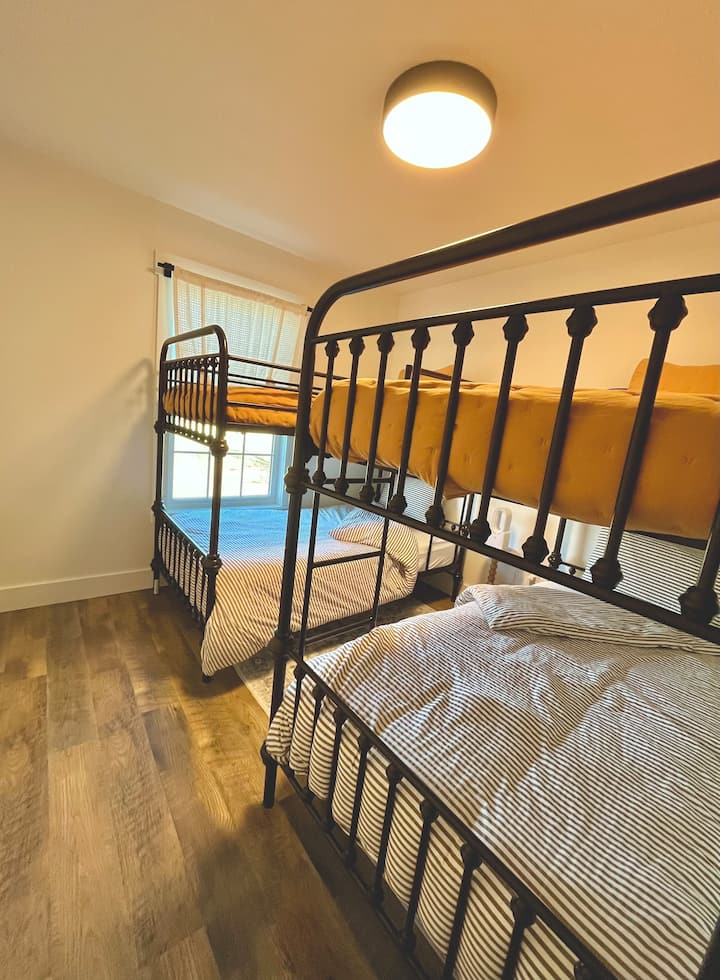 Dormitorio 3: litera doble con cuatro colchones de espuma viscoelástica de té verde tamaño individual. Capacidad de peso de 200 libras en las literas superior e inferior. Capacidad para 4 personas.