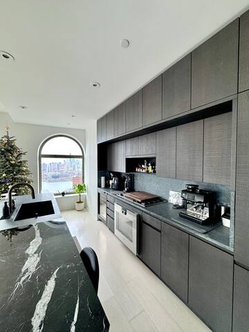 Luxury 2-bed, 2.5 bath apt in Seaport w city views gallery image 5