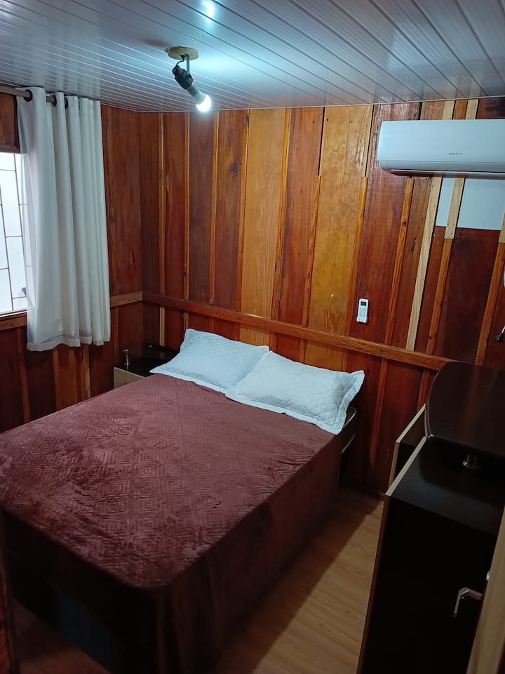 klimatizirana soba 
ima komodu, napravio je ogledalo! 

pratnja:
1  list
Dva jastuka s jastučnicama 
1 bakreni krevet
1 manta. 
