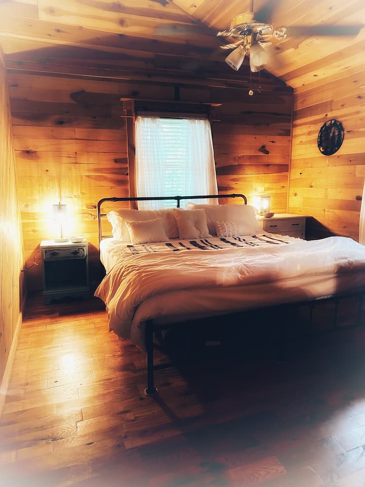 Lit King Size, tables de nuit, lampes, ventilateur de plafond, veilleuse