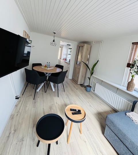 Popular Airbnb listing: Cottage in Noordwijk aan Zee: Casa de Léon in Auteursbuurt