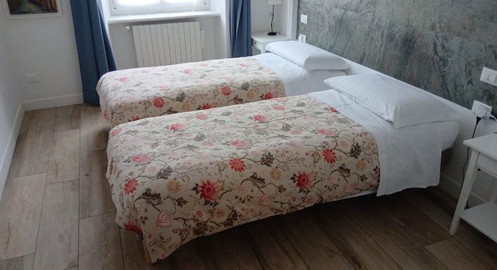 Sur demande au moment de la réservation, le lit double peut être transformé en deux lits simples, largeur 80 cm longueur 200 cm
