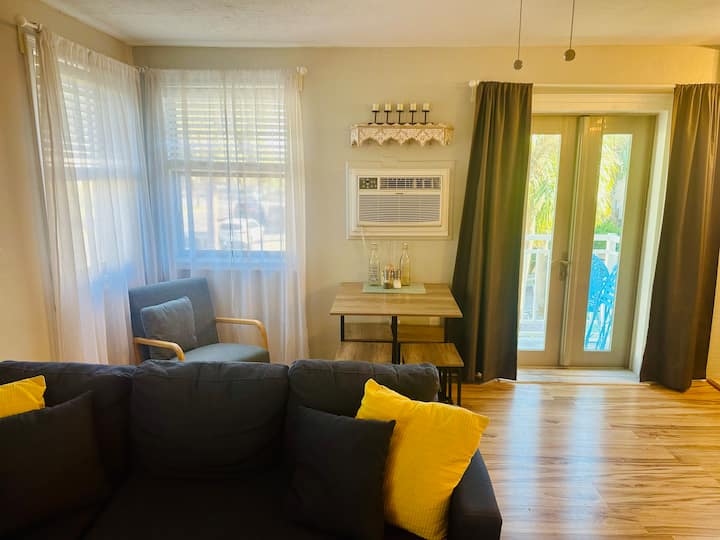 "Sunny Beachside Studio" - St. Pete Beach, FL