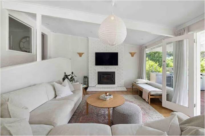 Stunning Cottage with Pool & Spa gallery image 4