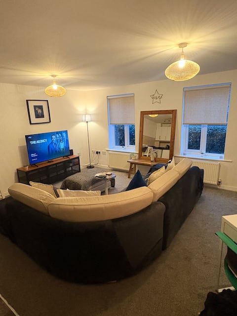 Full 2 bedroom ground-floor flat