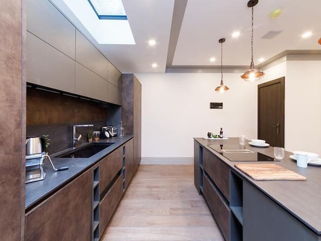 4Bed 3.5Bath House with Hot Tub gallery image 4