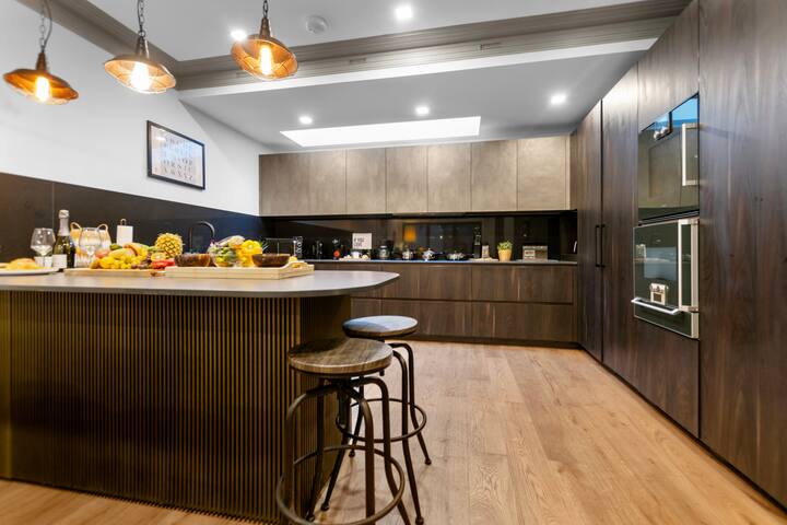 4Bed 3.5Bath House with Hot Tub gallery image 5