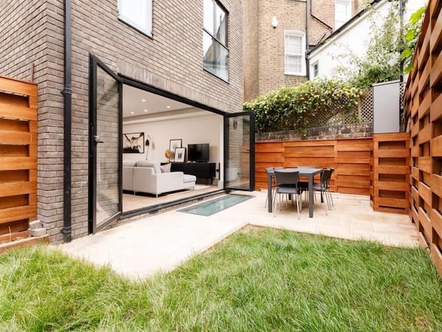 4Bed 3.5Bath House with Hot Tub gallery image 2