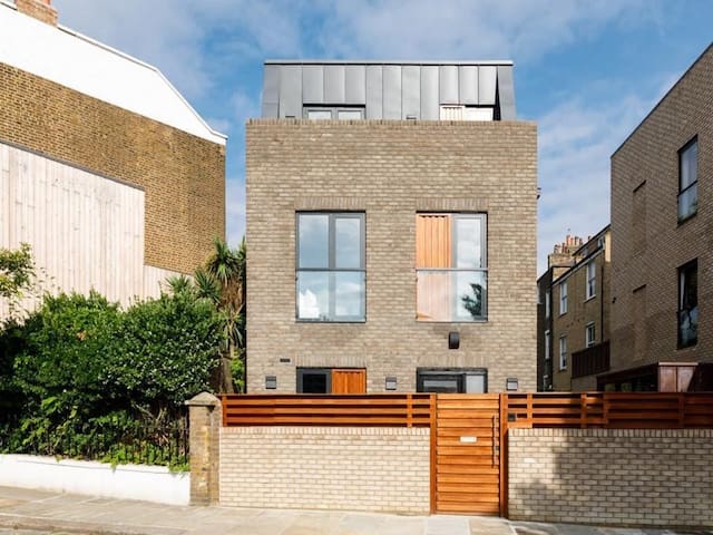 4Bed 3.5Bath House with Hot Tub