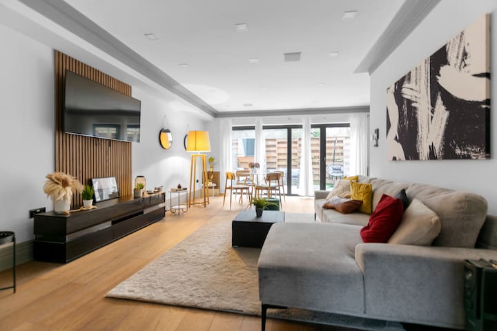 4Bed 3.5Bath House with Hot Tub gallery image 3