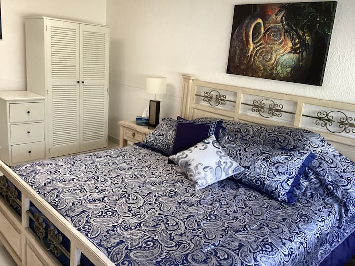 Супер удобен брачен кревет Sealy со постелнина од 100% памук.