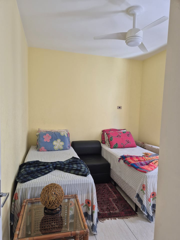 spavaća soba s bračnim krevetom 1 krevet za jednu osobu 1 madrac za jednu osobu 1 mali kauč na razvlačenje    