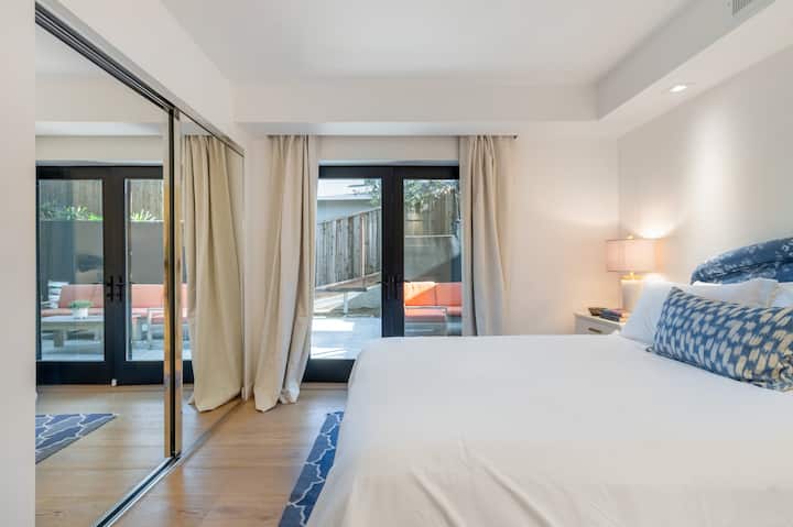 הראשון מבין שלושה חדרי שינה מחוץ לקומת הכניסה. פטיו פרטי ומקלחת חיצונית מחוץ לחדר השינה. 