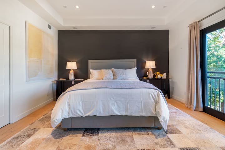 חדר השינה הראשי ממוקם בקומה הראשית. מרפסת פרטית. 