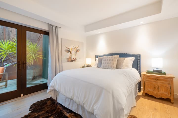 מיטת קווין, מצעים יוקרתיים. פטיו פרטי ומקלחת חיצונית מחוץ לחדר השינה. 