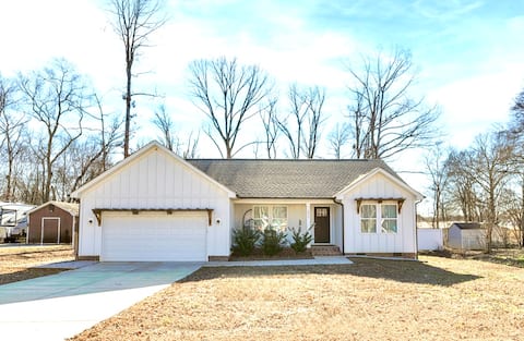 1 story fenced backyard 6 mins to  UNCC & speedway