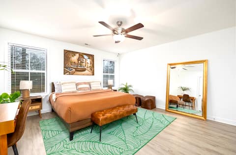 1 story fenced backyard 6 mins to  UNCC & speedway