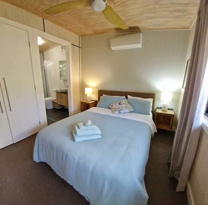 Спалната соба има брачен кревет (широк 150-179 см), клима уред, вентилатор, телевизор со DVD плеер и гардероба