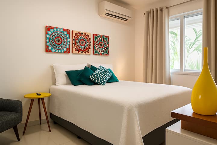 Spálňa na prízemí domu s manželskou posteľou, klimatizáciou, 55-palcovou inteligentnou televíziou, zatemňovacou závesou, šatníkom 