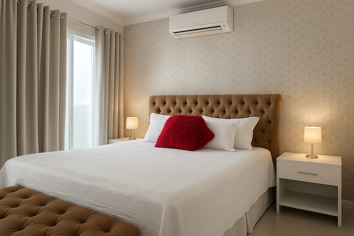 Apartmán pre dvoch na druhom poschodí, manželská posteľ, zatemňovacie závesy, klimatizácia, 50-palcová Smart TV, pracovný priestor, šatník a kúpeľňa s toaletou 