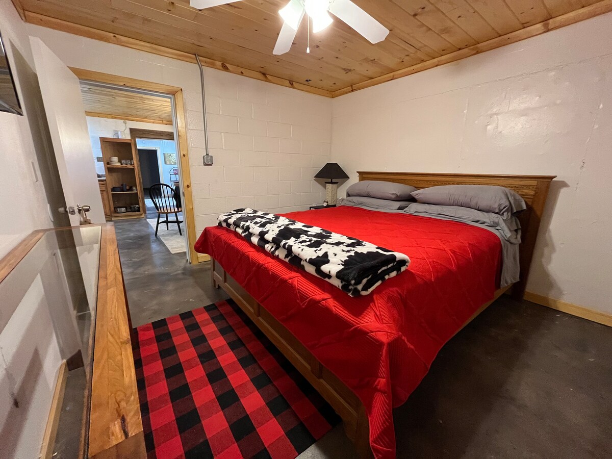 
Este dormitorio ofrece una cama tamaño king California con lujosa ropa de cama, mantas adicionales, una mesita de noche con USB y enchufes estándar, un televisor con control remoto y un armario para colgar ropa.