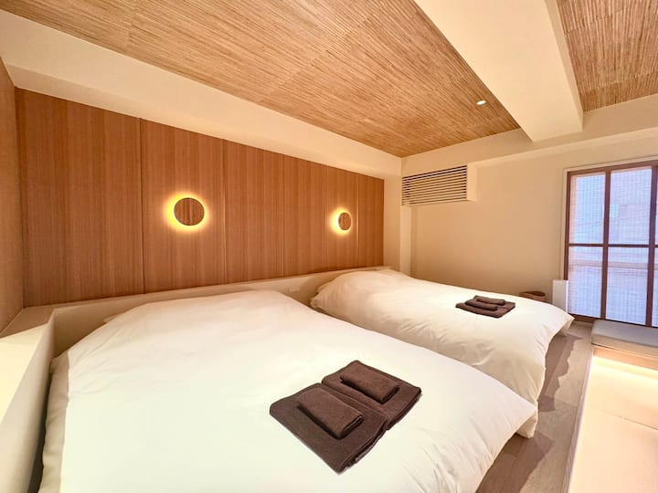 Un dormitorio espacioso con dos camas dobles.Las parejas, las familias y los amigos pueden alojarse cómodamente.
Dos camas dobles proporcionan un sueño cómodo para parejas o grupos pequeños.
Rodeado de iluminación tranquila y la calidez de la madera, puedes recuperarte completamente de la fatiga de tus viajes.